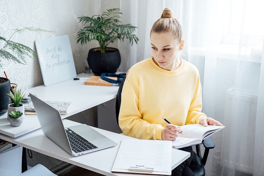 a woman using a i to improve her job search