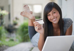 a customer ready to use her credit card on an e commerce site